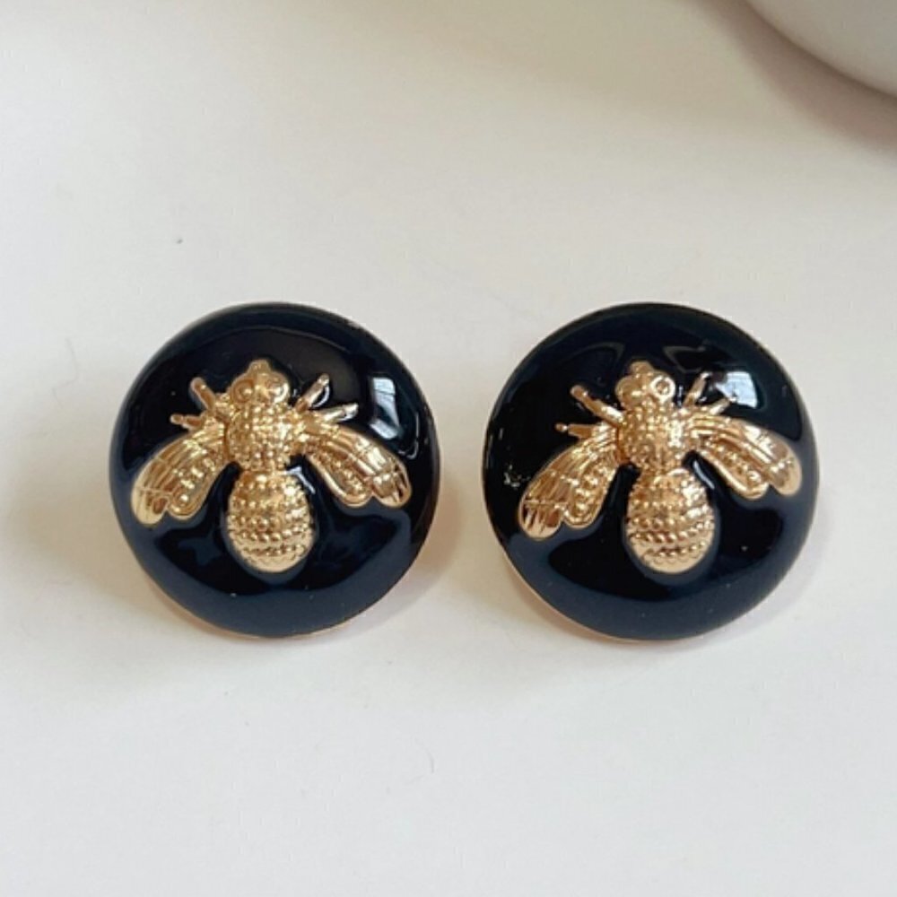 bee detail black stud earrings chic classy elegant trendy